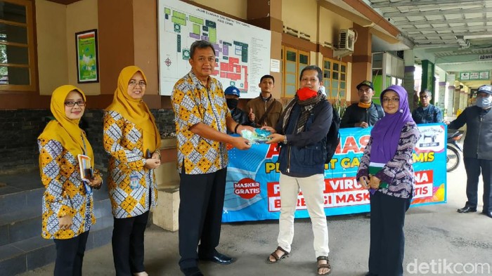 Penjahit Sumbang Masker untuk RSUD Ciamis