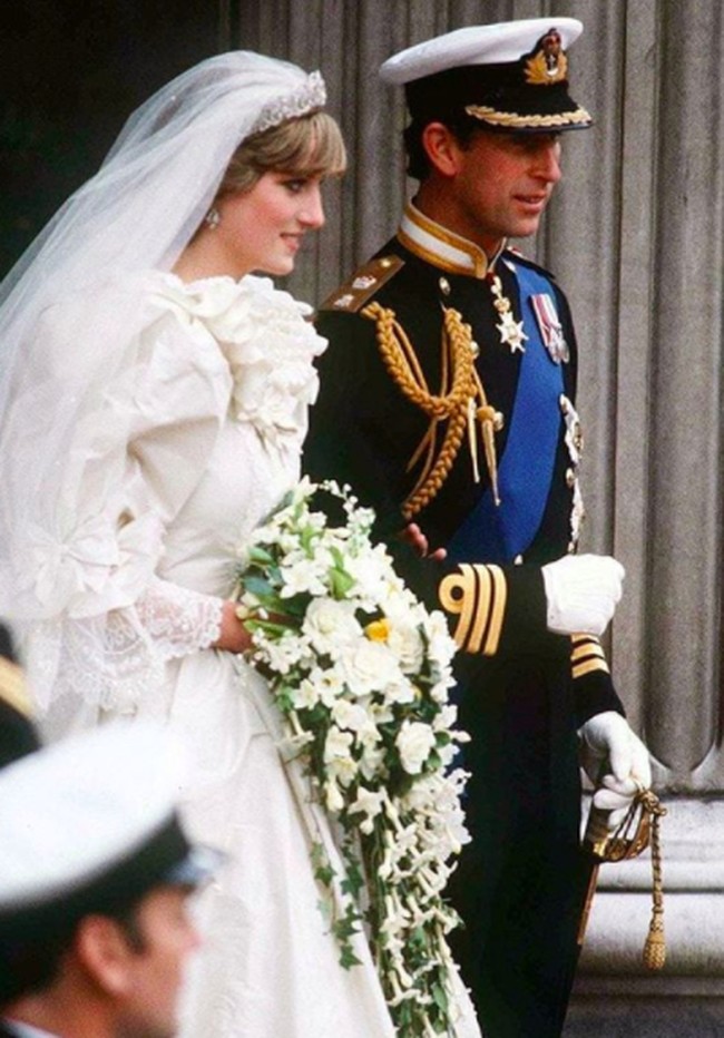 Jadi pernikahan selebriti termahal sepanjang sejarah, adalah Pangeran Charles dan Putri Diana. Pernikahan yang digelar di Katedral St. Paul ini menyajikan 27 kue pengantin dan mengundang 3.500 tamu. Pada masa itu, pernikahan mereka menghabiskan dana US$48 juta yang kini setara dengan US$140 juta atau sekitar Rp 2,2 triliun. Namun keduanya bercerai pada 28 Agustus 1996. Foto: Getty Images