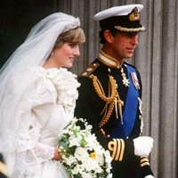Jadi pernikahan selebriti termahal sepanjang sejarah, adalah Pangeran Charles dan Putri Diana. Pernikahan yang digelar di Katedral St. Paul ini menyajikan 27 kue pengantin dan mengundang 3.500 tamu. Pada masa itu, pernikahan mereka menghabiskan dana US$48 juta yang kini setara dengan US$140 juta atau sekitar Rp 2,2 triliun. Namun keduanya bercerai pada 28 Agustus 1996. Foto: Getty Images