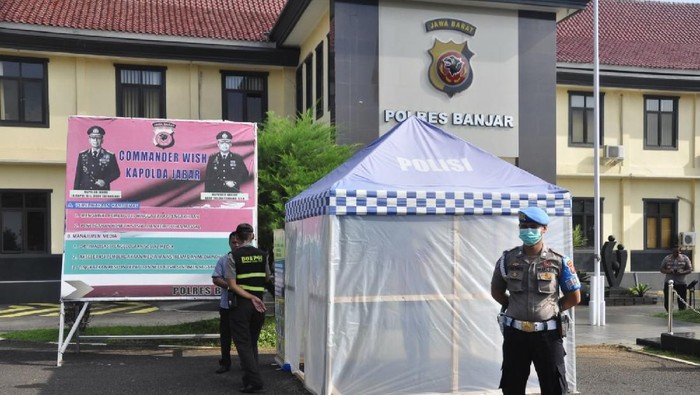 Polres Banjar membuat bilik disinfektan untuk mencegah Corona