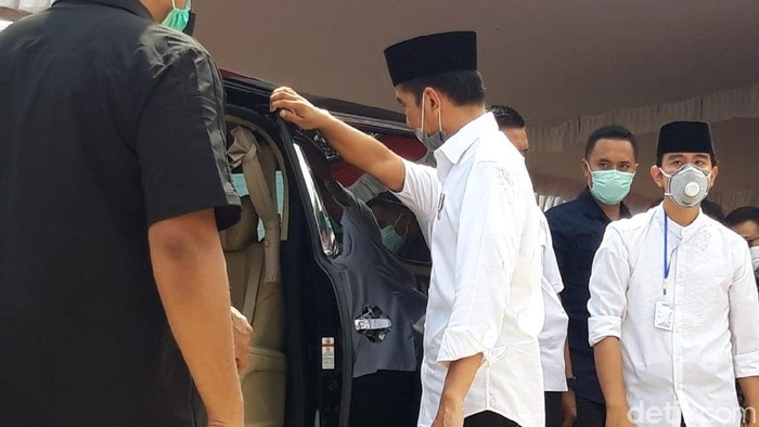 Presiden Jokowi meninggalkan lokasi pemakaman, Karanganyar, Kamis (26/3/2020).