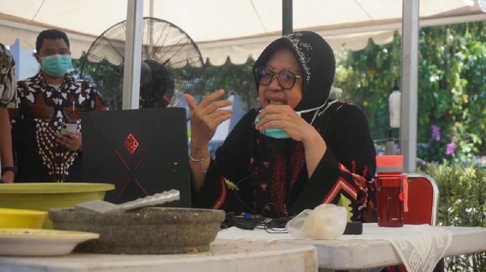 Wali Kota Surabaya Tri Rismaharini rapat koordinasi perekonomian dengan teleconference. Ia mengurangi berkumpul atau bertatap muka untuk mencegah penyebaran virus corona.