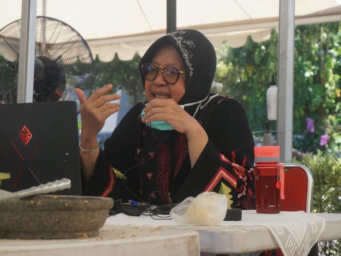 Wali Kota Surabaya Tri Rismaharini rapat koordinasi perekonomian dengan teleconference. Ia mengurangi berkumpul atau bertatap muka untuk mencegah penyebaran virus corona.