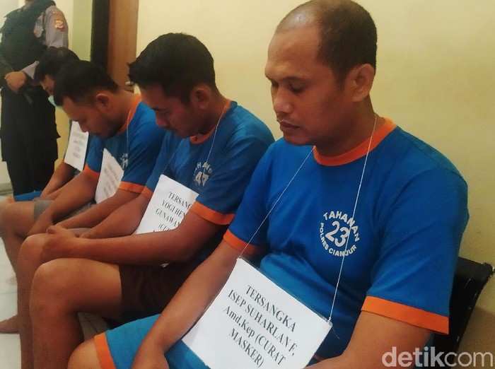Polres Cianjur berhasil menangkap empat orang pelaku pencurian ratusan kotak masker di Gudang Farmasi RSUD Pagelaran Kabupaten Cianjur. Ini dia tampangnya.
