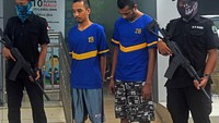 Dua orang kurir ditangkap saat akan mengambil kiriman paket 50 kilogram ganja. Dari keterangan mereka, paket ganja dari Aceh itu merupakan milik dua warga binaan Lembaga Pemasyarakatan di Banten.