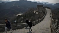 Tembok Besar China pun juga telah dibuka. Terlihat beberapa pengunjung berada di sana mengenakan masker. (Andy Wong/AP)