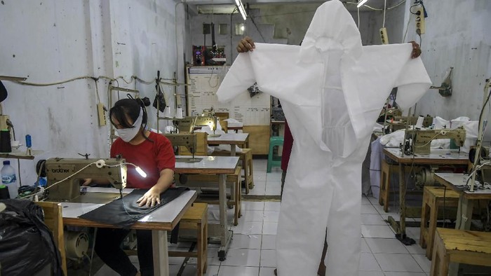 Pekerja membuat pakaian alat perlindungan diri (APD) tenaga medis di Pusat Industri Kecil, Penggilingan, Jakarta, Kamis (26/3/2020). Pakaian APD tersebut dijual Rp45.000 untuk jenis pakaian sekali pakai dan Rp75.000 untuk pakaian yang bisa dicuci. ANTARA FOTO/Galih Pradipta/ama.