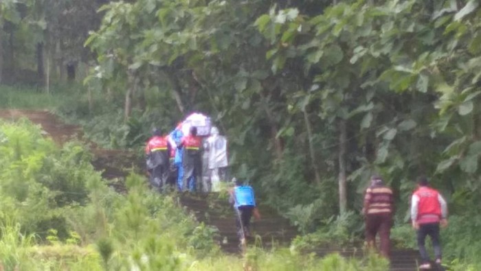 Viral foto pemakaman warga Klaten oleh petugas berbaju astronot, Kamis (26/3/2020).