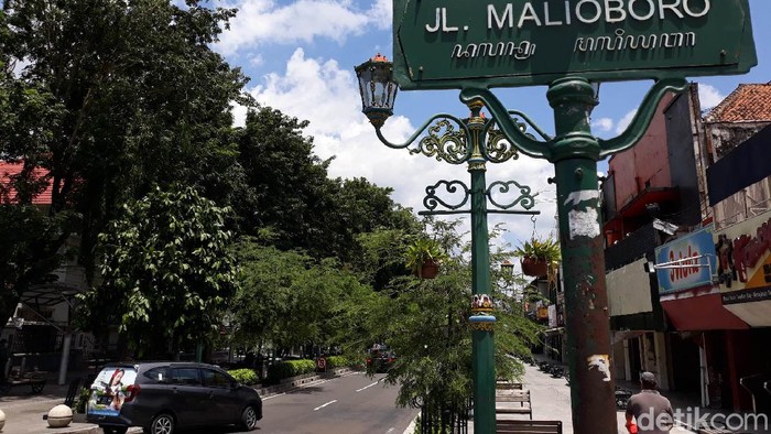 Potret Malioboro yang Sepi Gegara Corona Mewabahnya COVID-19 berdampak kepada semua sektor, khususnya pariwisata. Seperti halnya di Yogyakarta, kawasan Malioboro yang biasanya ramai kini sepi.