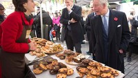 Terlihat ramah, Pangeran Charles menghampiri seorang penjual roti di salah satu pameran. Wanita itu menjual muffin, fruit cake, dan lainnya. Foto: Istimewa