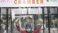 Pegawai berjalan keluar bilik disinfektan Disinfection Chamber di Balai Kota, Jakarta. antara foto/Nova Wahyudi