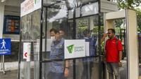 Setiap orang yang akan memasuki kawasan Balai kota Jakarta wajib melewati Bilik Disinfektan ini. antara foto/Nova Wahyudi