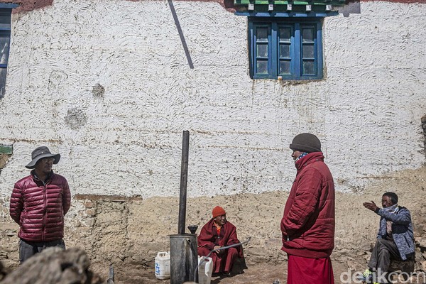 Para calon biksu ini banyak yang berasal dari luar daerah Spiti Valley. Ketenangan yang ada di Spiti Valley ini digemari para biksu untuk bermeditasi. Salah satunya Para calon biksu ini banyak yang berasal dari luar daerah Spiti Valley. Ketenangan yang ada di Spiti Valley ini digemari para biksu untuk bermeditasi. Salah satunya