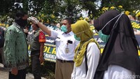 Para pelayat juga telah berdatangan.