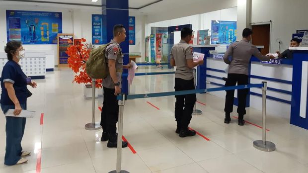 Social Distancing ala Polisi