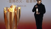 Kini para pejabat menyalakan lentera api olimpiade di upacara pemulihan di Iwaki Jepang Utara setelah ajang olimpiade ini resmi ditunda.Foto AP/Eugene Hoshiko.