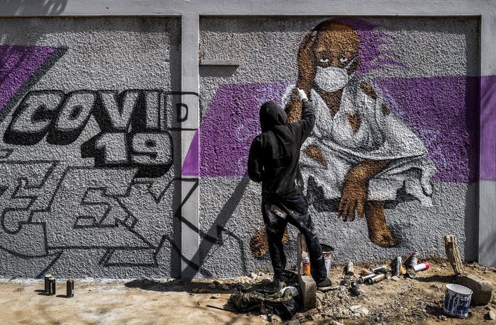 Mural Cegah Penyebaran Corona di Berbagai Negara Dunia Upaya pencegahan virus Corona dapat dilakukan dengan berbagai cara. Warga di Senegal hingga Inggris membuat mural terkait pencegahan penyebaran COVID-19.