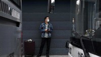 Sarana transportasi publik di Wuhan pun mulai perlahan berjalan. Inilah foto seorang penumpang mengenakan masker di terminal Wuhan. (Reuters)