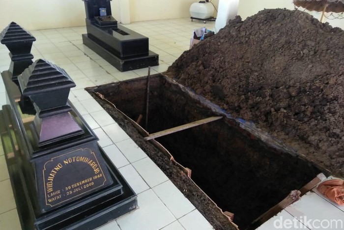 Pusara Terakhir Ibunda Jokowi Disisi Makam Sang Suami Liang lahat untuk jenazah Sudjiatmi juga telah selesai digali. Liang lahat tersebut persis disamping kiri makam suaminya, Widjiatno Notomihardjo.