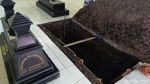 Pusara Terakhir Ibunda Jokowi di Sisi Makam Sang Suami