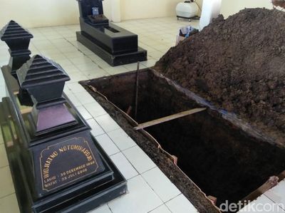 Pusara Terakhir Ibunda Jokowi di Sisi Makam Sang Suami