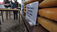 Barang bukti ganja yang dikirim dari Aceh itu diamankan di kantor jasa pengiriman di Tangerang.