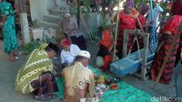 Orang-orang tua mengikuti Mappadendang.