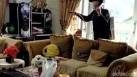 Penyemprotanya dilakukan ke setiap rumah rumah warga masuk ke dalam kamar kamar.