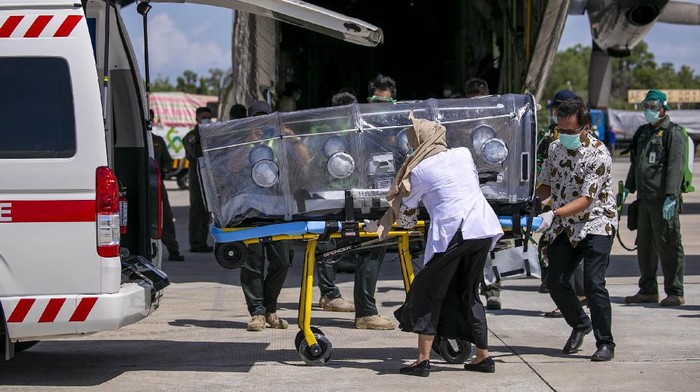 SIMULASI PEMINDAHAN PASIEN COVID-19 Tim medis menurunkan pasien positif terjangkit COVID-19 dari pesawat Hercules C-130 untuk dimasukkan kedalam mobil ambulas, saat simulasi pemindahan pasien COVID-19 di Bandara Hang Nadim, Batam, Kepulauan Riau, Kamis (26/3/2020). Simulasi tersebut untuk melihat kesiapan personel medis dalam menangani proses pemindahan pasien khusus Corona (COVID-19) dari pesawat untuk dibawa ke RS Khusus Corona di Pulau Galang, Batam. ANTARA FOTO/M N Kanwa/ama.