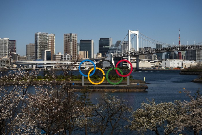 Pandemi Corona membuat pesta olahraga Olimpiade 2020 Tokyo terpaksa ditunda tahun depan. Hal itu ditandai dengan pemulihan api khas Olimpiade di kawasan Jepang Utara.