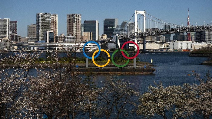 Pandemi Corona membuat pesta olahraga Olimpiade 2020 Tokyo terpaksa ditunda tahun depan. Hal itu ditandai dengan pemulihan api khas Olimpiade di kawasan Jepang Utara.
