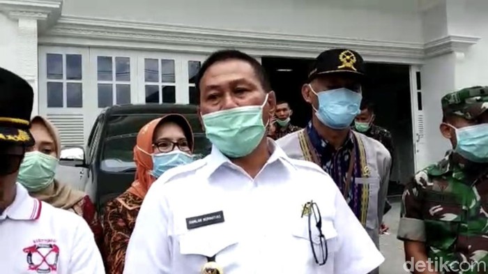 Satu pasien di Bukittinggi dinyatakan positif Corona. Sementara satu pasien lainnya yang menjalani perawatan di RS Ahmad Muktar meninggal dunia (Jeka Kampai/detikcom)