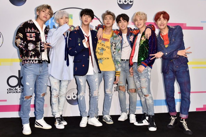 876462098 LOS ANGELES, CA - NOVEMBER 19: BTS poses in the press room during the 2017 American Music Awards at Microsoft Theater on November 19, 2017 in Los Angeles, California. (Photo by Alberto E. Rodriguez/Getty Images)