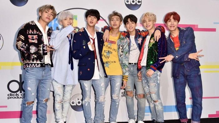 876462098 LOS ANGELES, CA - NOVEMBER 19: BTS poses in the press room during the 2017 American Music Awards at Microsoft Theater on November 19, 2017 in Los Angeles, California. (Photo by Alberto E. Rodriguez/Getty Images)