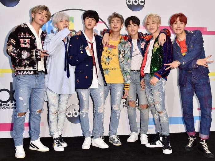 876462098 LOS ANGELES, CA - NOVEMBER 19: BTS poses in the press room during the 2017 American Music Awards at Microsoft Theater on November 19, 2017 in Los Angeles, California. (Photo by Alberto E. Rodriguez/Getty Images)
