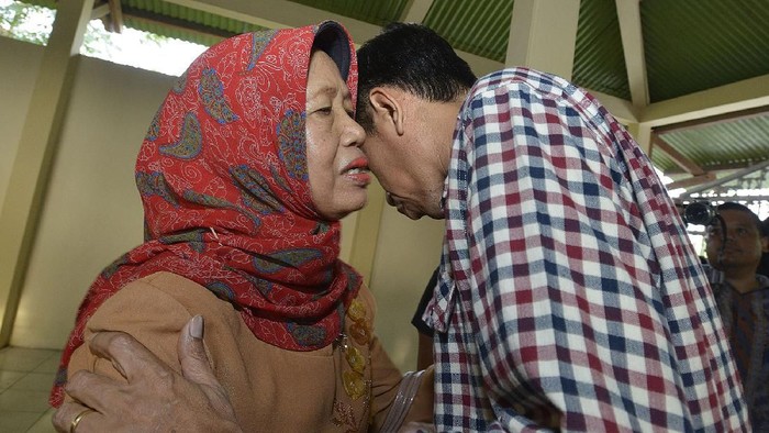 Presiden Jokowi menyampaikan duka cita atas meninggalnya ibunda, Sudjiatmi Notomiharjo