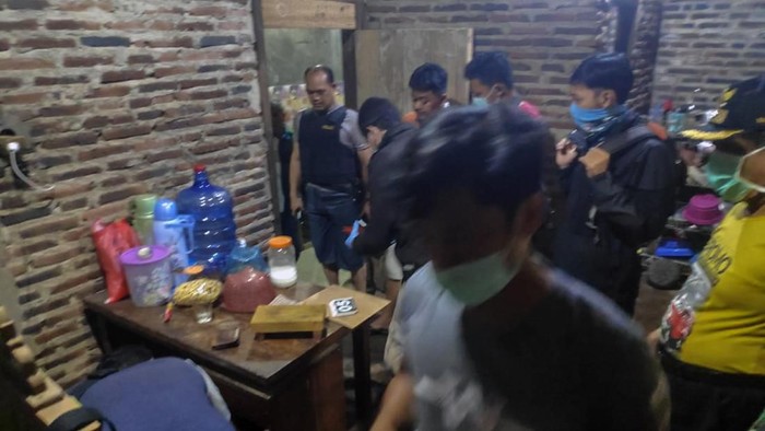 PENGGELEDAHAN TERDUGA TERORIS DI BATANG Petugas melakukan penggeledahan di rumah terduga teroris di Dukuh Ngepung, Subah, Kabupaten Batang, Jawa Tengah, Rabu (25/3/2020). Tim Densus 88 menangkap dua terduga teroris dengan satu diantaranya ditembak mati di tempat dan mengamankan beberapa barang bukti satu parang, sangkur, bilah golok, samurai dan kabel warna merah, putih serta kuning dengan panjang satu meter. ANTARA FOTO/Koramil Subah/hpp/foc.
