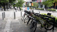 Malioboro yang biasanya ramai lalu lalang warga kini sepi.