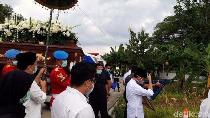Jenazah ibunda Jokowi tiba di tempat pemakaman keluarga di Karanganyar, Kamis (26/3/2020).