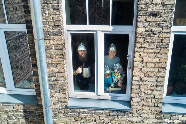 Isolasi di rumah tidak membatasimu untuk melakukan hal-hal yang menyenangkan bersama keluarga. Seperti keluarga yang satu ini. Ayah, ibu dan kedua anaknya terlihat tengah asik bermain bersama sambil mengenakan topi yang sama. (Foto: dok. Boredpanda/ adasvasiliauskas)