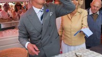 Tiram mentah yang segar memang enak dimakan langsung. Hal itu pun dilakukan oleh Pangeran Charles yang ditemani oleh sang istri. Istri Pangeran Charles dikabarkan negatif dari virus corona. Foto: Istimewa