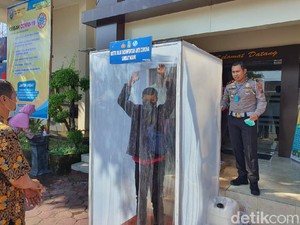 Cegah Corona, Warga Ngawi Mandi Disinfektan Sebelum Masuk Pelayanan Publik