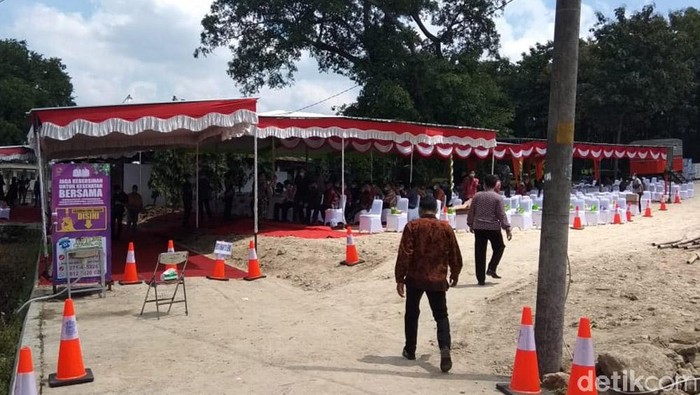 Pelayat Ibunda Jokowi Dicek Suhu Tubuh Ibunda Presiden Jokowi, Sudjiatmi Notomihardjo akan dikebumikan di pemakaman keluarga Mundu, Karanganyar. Pelayat yang masuk area pemakaman dicek suhu tubuhnya.