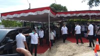 Area di sekitar makam telah dipasangi tenda berwarna putih dengan kursi yang sudah ditata sejak kemarin.