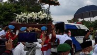 Jenazah Sudjiatmi Notomihardjo tiba di pemakaman keluarga Mundu, Karanganyar, Jateng, Kamis (26/2) sekitar pukul 13.00 WIB.