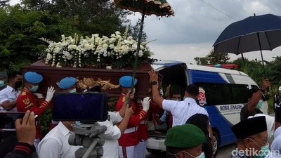 Jenazah Ibunda Jokowi Tiba di Pemakaman Mundu