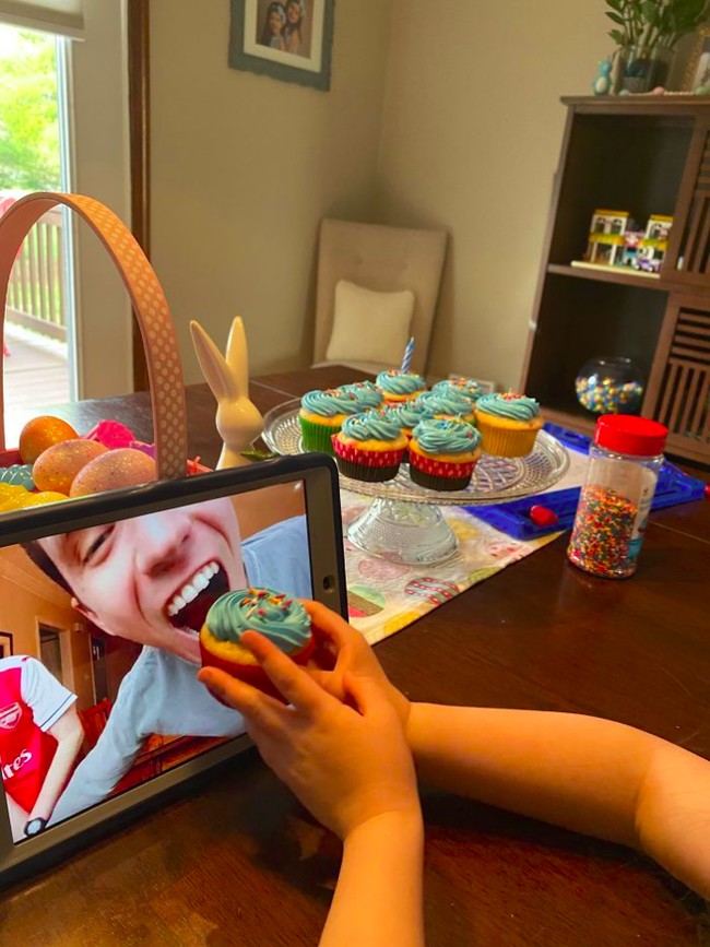 Jangan dibawa sedih apalagi stres. Kamu tetap bisa merayakan ulang tahun diri sendiri atau orang terdekat dengan cara lain. Seperti keponakan yang menyuapi omnya cupcake di pesta ulang tahun virtual berikut. Foto: Reddit awesomom