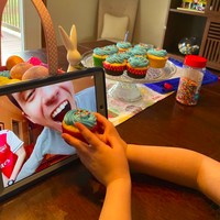Jangan dibawa sedih apalagi stres. Kamu tetap bisa merayakan ulang tahun diri sendiri atau orang terdekat dengan cara lain. Seperti keponakan yang menyuapi omnya cupcake di pesta ulang tahun virtual berikut. Foto: Reddit awesomom