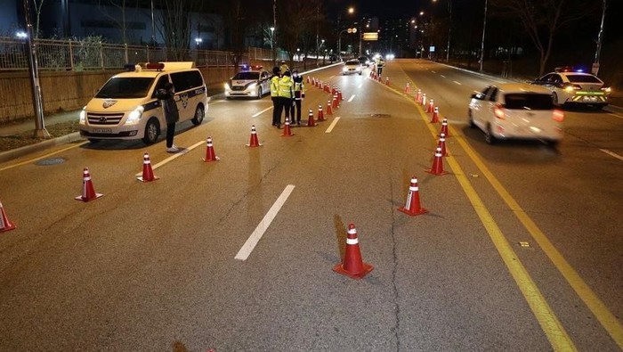 Pandemi Corona di Korsel, Pengemudi Harus Zig Zag saat Dirazia Polisi