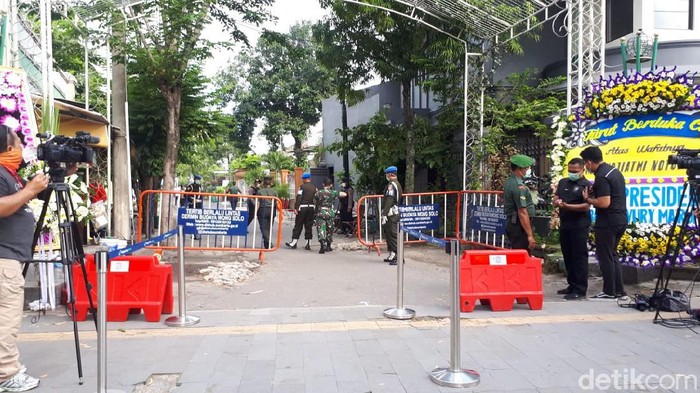 Suasana rumah duka ibunda Jokowi, Solo, Kamis (26/3/2020).